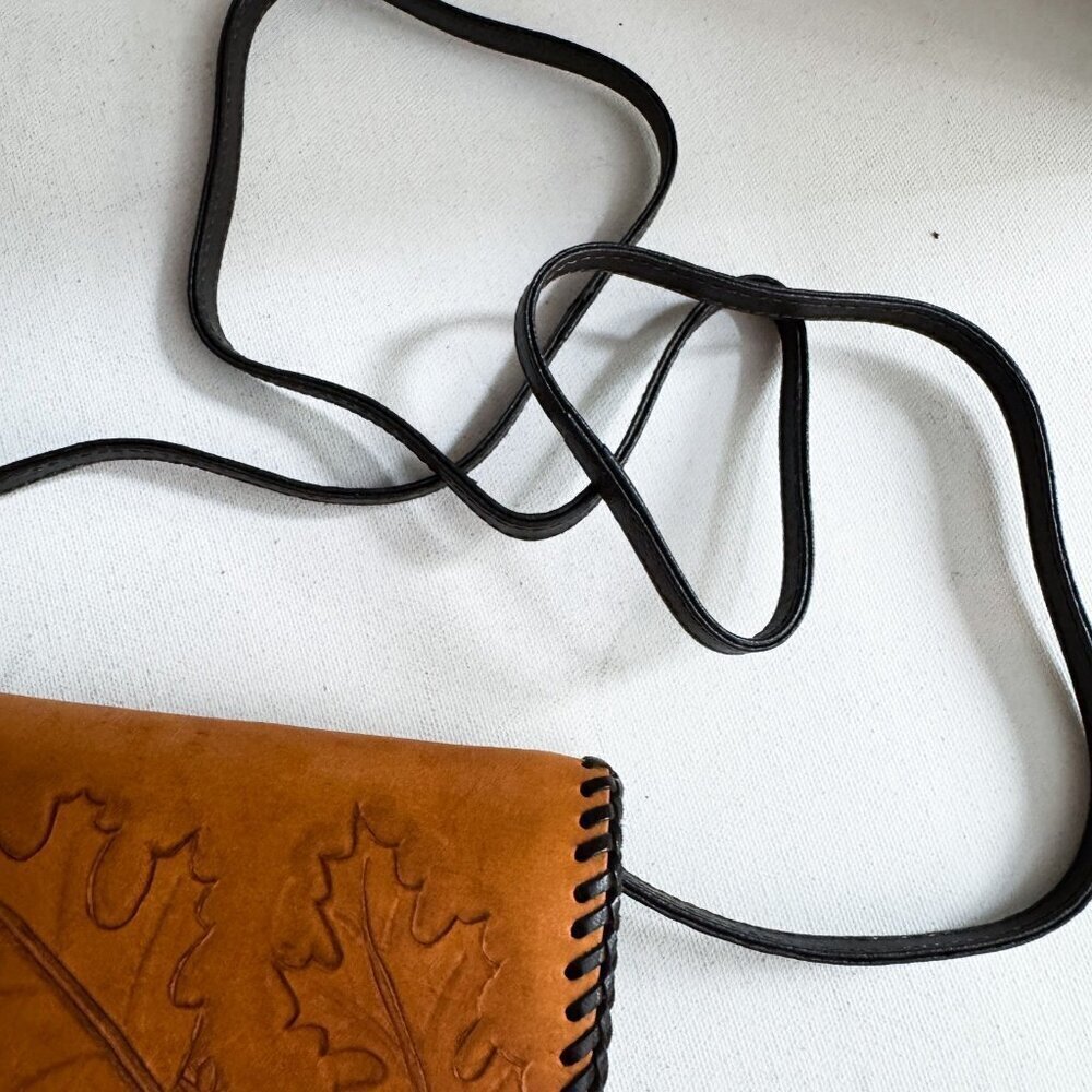 Vintage Leather Hand Tooled Leaf Acorn Print Wallet on A strap Crossbody - Picture 4 of 10